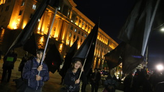 Протестиращите майки блокираха за малко движението около паметника "Левски"