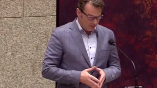 Активист се опита да се самоубие по време на дебати в холандския парламент