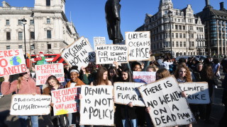 Хиляди ученици и млади хора във Великобритания взеха участие в