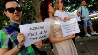 Туроператори излязоха на протест пред Президентството във вторник Причината