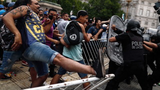 Сблъсъци в Буенос Айрес между полиция и фенове, сбогуващи се с Марадона