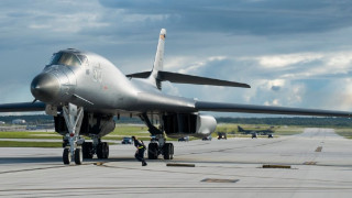 Стратегически бомбардировачи на Пентагона заедно с японски и южнокорейски изтребители