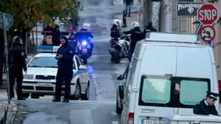 Взрив рани полицай и охранител пред църква в Атина