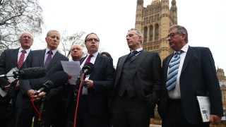 Заместник председателят на северноирландската партия DUP която влезе в спор заради