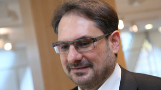 Политическата ситуация в момента е атакувана от една страна от