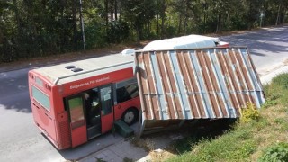 Автобус с пътници се вряза в спирка на градския транспорт