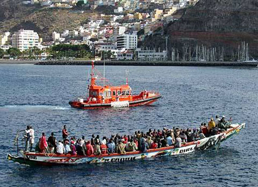 С лодки и хеликоптери ЕС се бори с миграцията