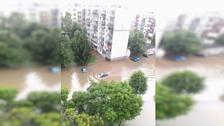 Пороен дъжд наводни улици в Ботевград