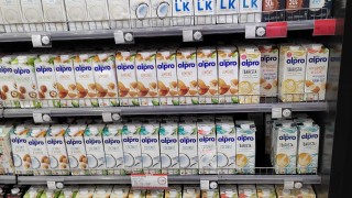 Бадемово, соево, овесено мляко: Защо растителните млека са толкова скъпи?