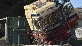 Обърнат ТИР затруднява движението на главен път Е 79 край Ботевград