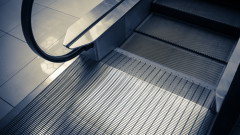 "Метрополитен" се извини за неработещи от седмици ескалатори на метростанция "Сердика" 2