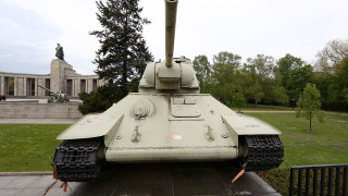 През 1943 г американски военни специалисти тестват съветски танкове Те