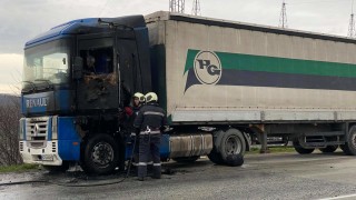 Тир с ремарке се запали на пътя София Велико