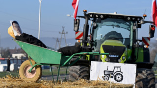 Полските фермери продължават блокадите и раздават ябълки