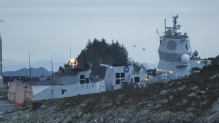Норвежка фрегата и малтийски петролен танкер се сблъскаха във фиорд