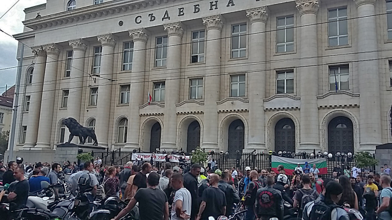Законът ни обслужва убийци, обявиха стотици мотористи пред Съдебната палата