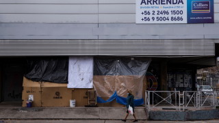 Депутатът Памела Хилес ликува танцувайки с розовата си пелерина в