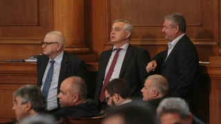 След бурни скандали депутатите се отказаха от предизборната си ваканция