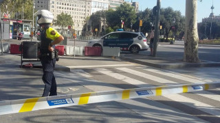 Полицията в Каталуния е затворила две жп линии в Барселона