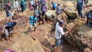 Спасителните усилия на мястото на свлачище в Папуа Нова Гвинея