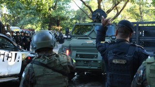 7 загинали 10 ранени полицаи след сблъсъците в затвори в Гватемала 