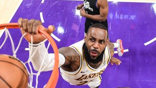 Баскетболистът ЛеБрон Джеймс ще бъде мъжкият знаменосец на САЩ на