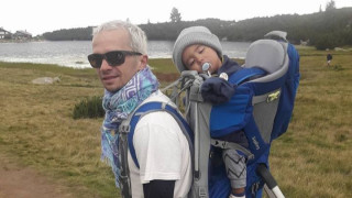 Водещият Деян Славчев Део и половинката му заведоха сина си на