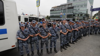 Руската полиция задържа видни членове на опозицията в Москва преди