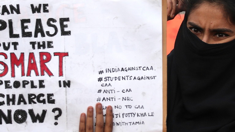 Шестима загинали в Индия на най-кръвопролитния ден от началото на протестите 
