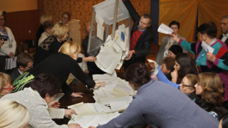 На изборите в Украйна управляващите събират 30.11% от гласовете 