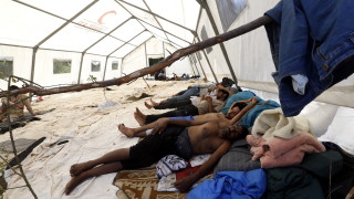 Властите в Северозападна Босна са прекъснали водоподаването в пренаселен лагер