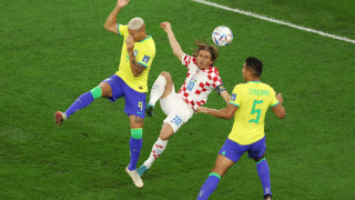 Лидерът на хърватския национален отбор Лука Модрич утеши съотборника му