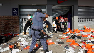 Над 70 души загинаха при размирици в ЮАР