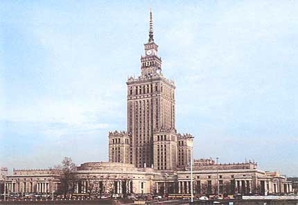 Полша разрушава сталинисткия Дворец на културата