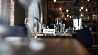 Такава е обикновено последователността не само защото любовта минава през