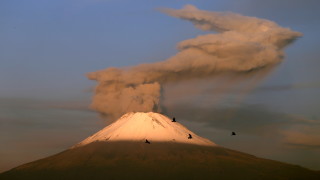 Мексиканските власти обявиха тревога след като вулканът Попокатепетъл отново се