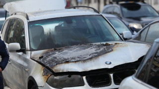 Кола пламна и изгоря на оживено кръстовище в София