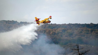Гърция изпрати два противопожарни самолета Canadair за да помогнат в