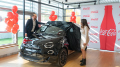 Големият късметлия в играта на Coca-Cola потегли с електрически Fiat 500e La Prima 3+1