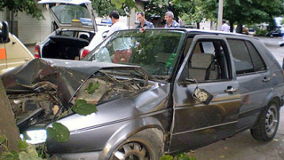 Неправоспособен шофьор от Русе блъсна пешеходка и се заби в дърво