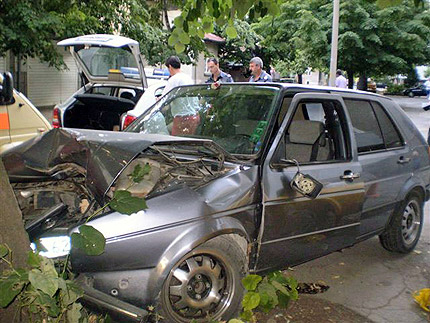 Неправоспособен шофьор от Русе блъсна пешеходка и се заби в дърво