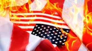 Тръмп одобрява забраната за изгаряне на американското знаме