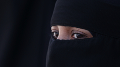 Талибаните задължиха и жените телевизионни водещи да покриват лицата си
