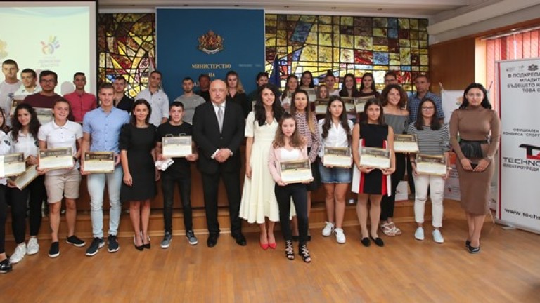 Министър Кралев и заместник-министър Колева наградиха участниците в конкурса "Спортувай с послание"