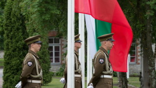 На тържествена церемония с издигане на националния ни флаг България