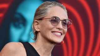 Шарън Стоун по бански и в приятна компания