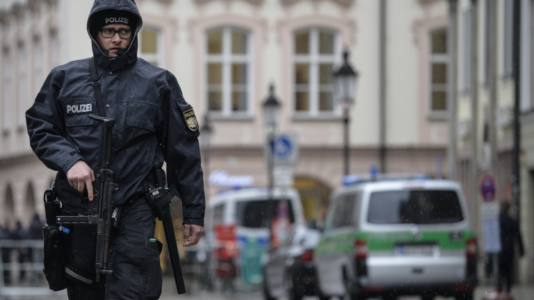 Засилено полицейско присъствие след сигнал за нападение в училище в Германия