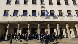 Правителството изпитва сериозни затруднения при пласирането на държавен дълг Това