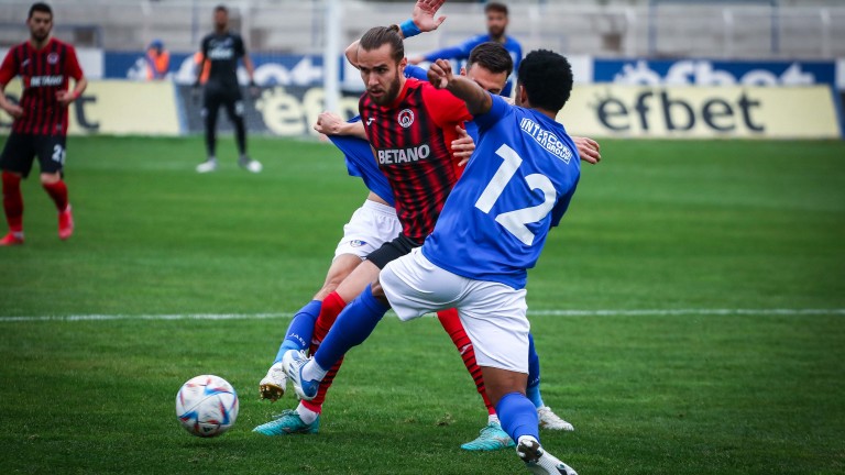 Отборът на Локомотив (София) посрещаа Спартак (Варна) в мач от