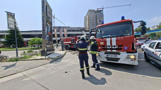 Пожар гори в нощен клуб в близост до няколко магазина в